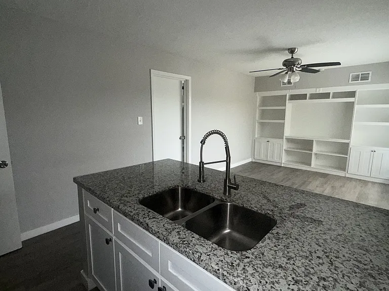 1660 Richmond Ave — Photo 18