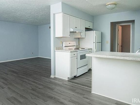 4th image of 419/421 S Village Ct