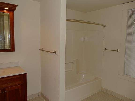 5th image of 366 Lake Ave #1