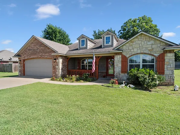 608 E 7th St, Grove, OK 74344