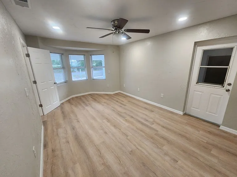 3133 Myrtle St — Photo 8
