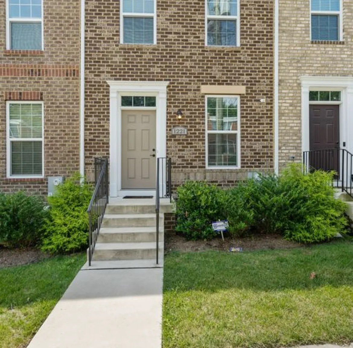 1221 Trenton Pl SE — Photo 1