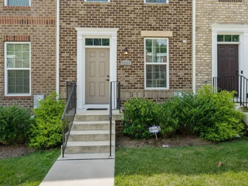 1221 Trenton Pl SE