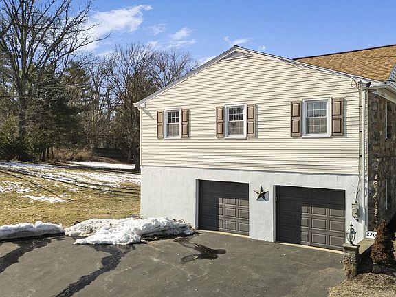 3rd image of 220 Coldstream Rd
