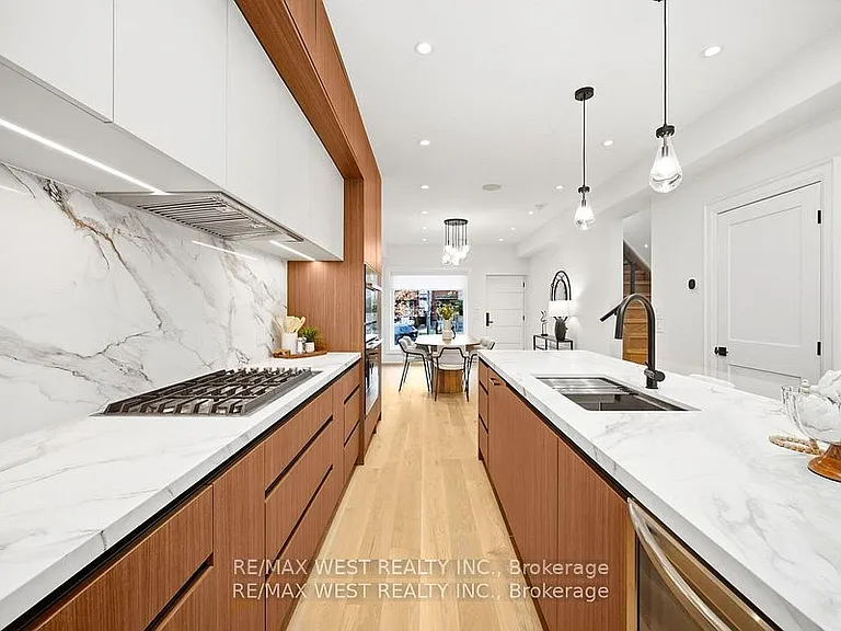 390 Saint Clarens Ave #UPPER — Photo 8