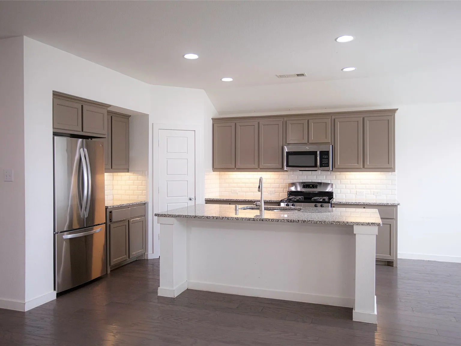 4 bed, 2.5 bath, 2114 sqft, $2,900 — Photo 3