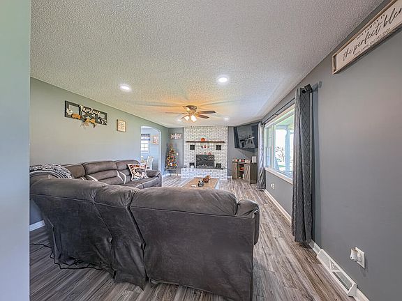 5th image of 273 Kennedy Dr