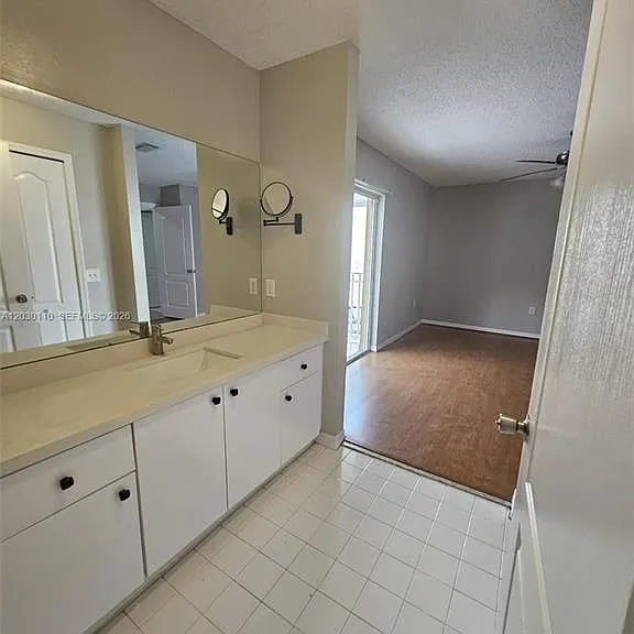 2527 W 76th St #208 — Photo 4