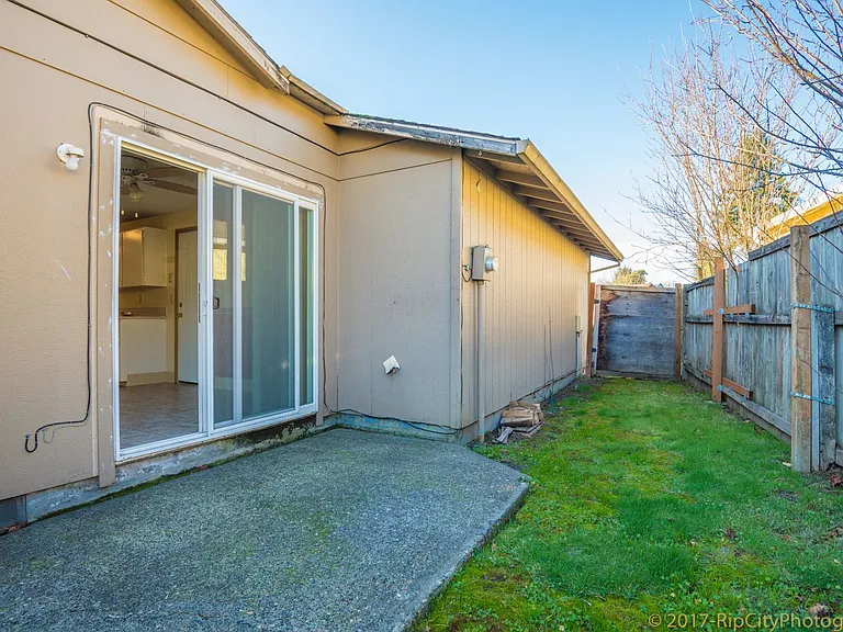 8020 SW Thorn St — Photo 3
