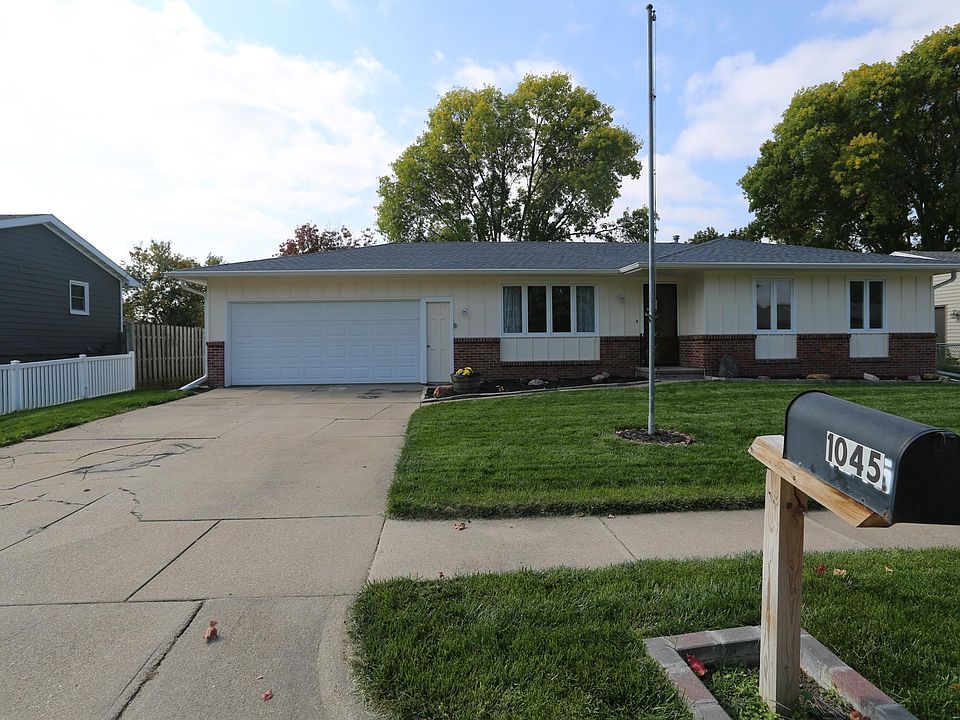 1st image of 1045 W Dakota St