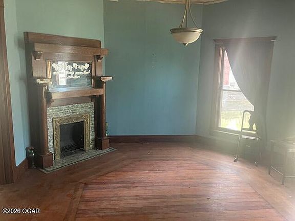 3rd image of 111 W Walnut St