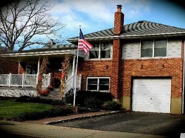 3839 Hollis Ln, Seaford, NY 11783