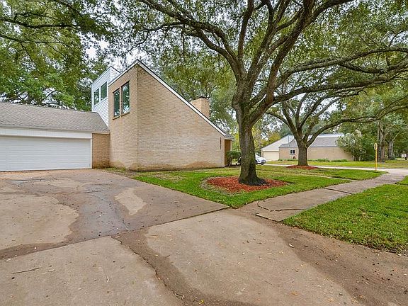 3rd image of 15831 Laurel Heights Dr