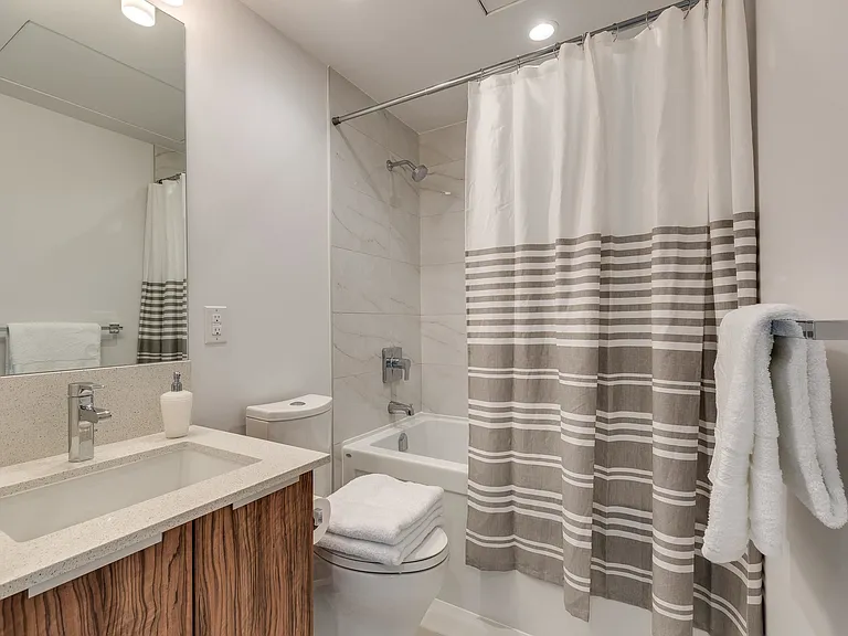 1283 Howe St #906 — Photo 3