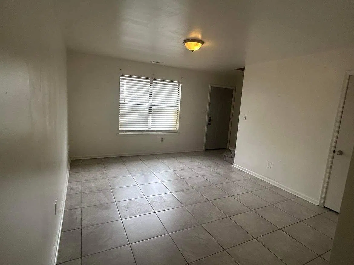 6201 Geneva Way — Photo 3