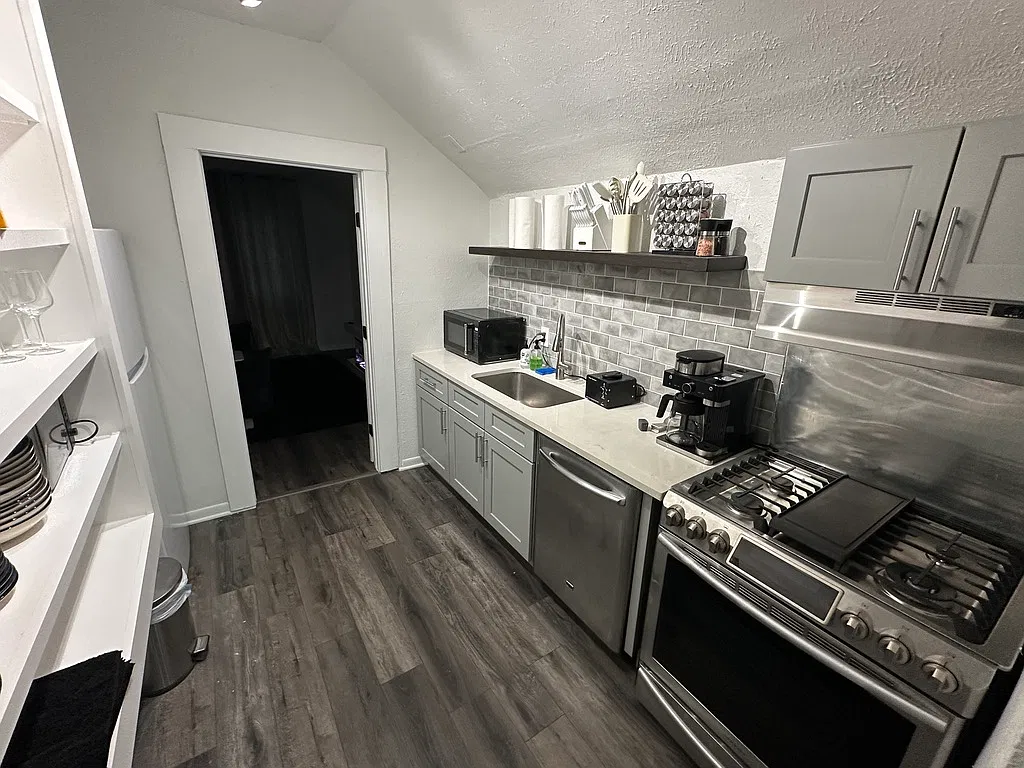 8 bed, 4000 sqft, $7,800 — Photo 1