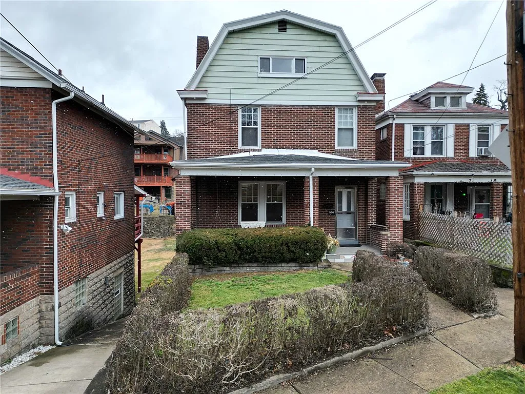 667 Frayne St photo 1