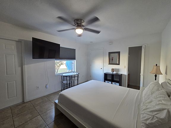 5th image of 803 Caribbean Dr #B