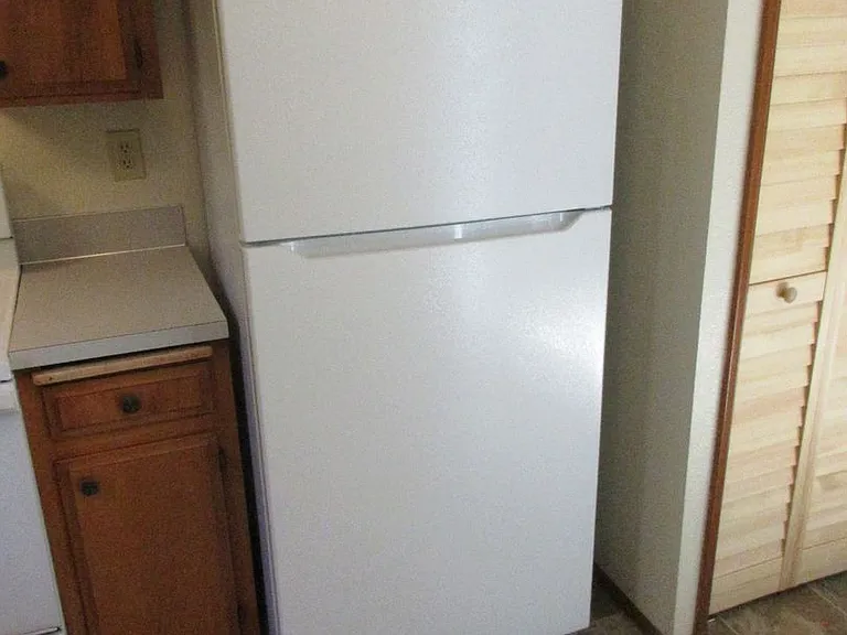 Large 2 bedroom w/ New carpet! — Photo 7