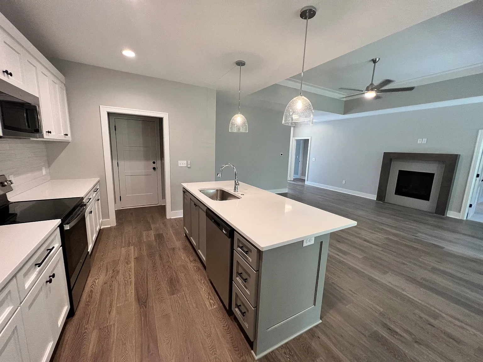 4 bed, 2370 sqft, $4,200 — Photo 4