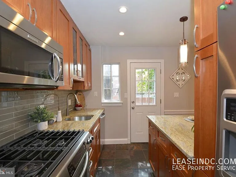 704 Devon Pl — Photo 14