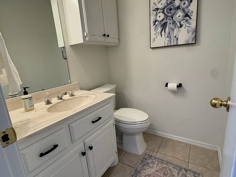 Downstairs guest 1/2 bathroom