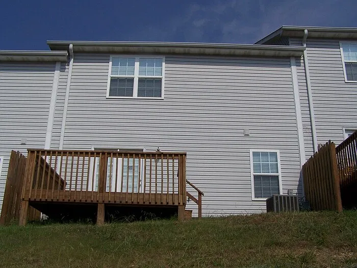 3 bed, 2.0 bath, 1860 sqft, $2,100 — Photo 2