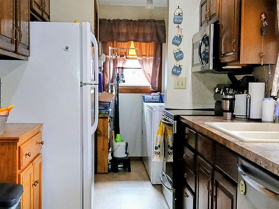 3rd image of 3423 Summer Ln