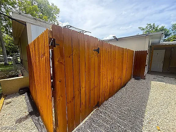 8239 Suncoast Dr — Photo 4
