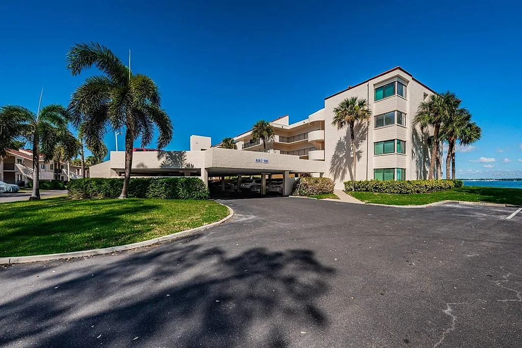 2 bed, 11.0 bath, 1082 sqft, $6,500 — Photo 3