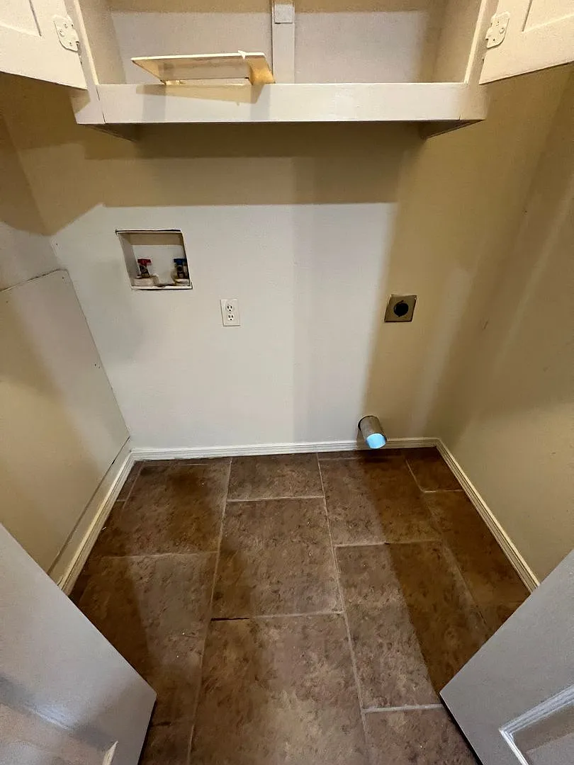 Really Cute 2 Bed 2 Bath House with Car Port in Back. Fridge & Yard Care Included. Total Electric. — Photo 2