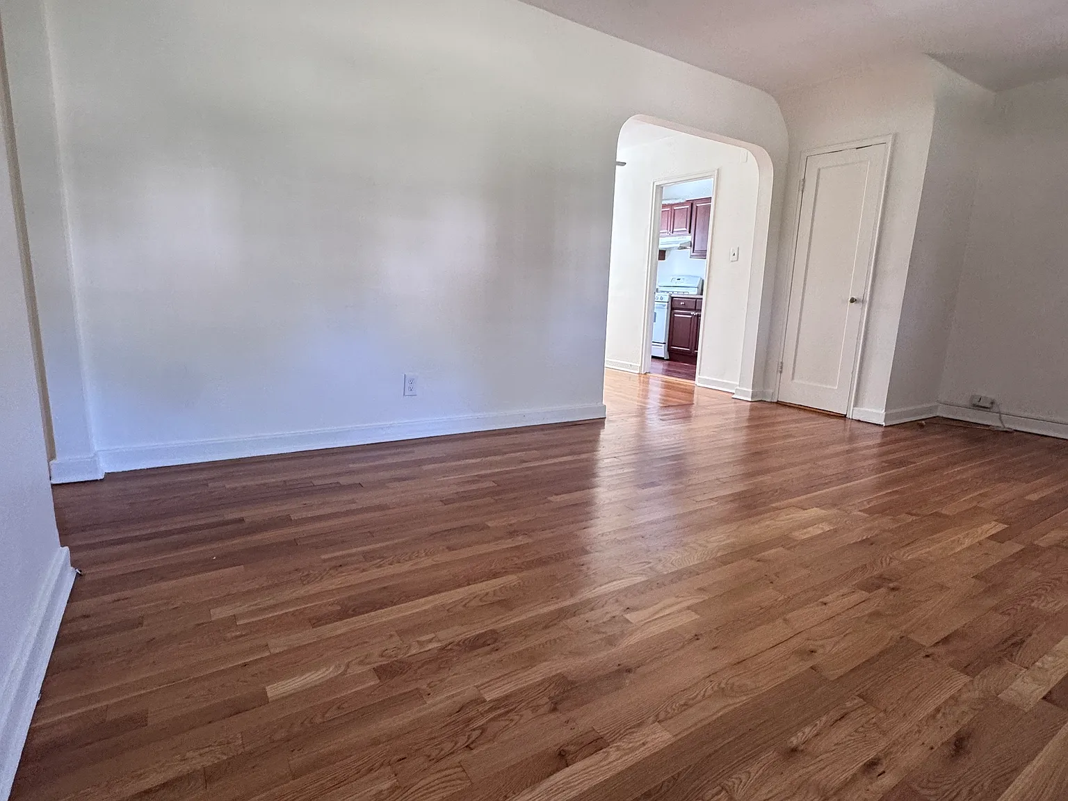77th Cres, Bellerose — Photo 4