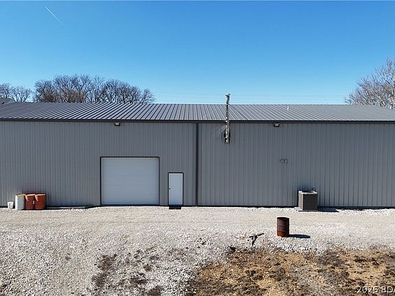 4th image of 1196 S View Rd