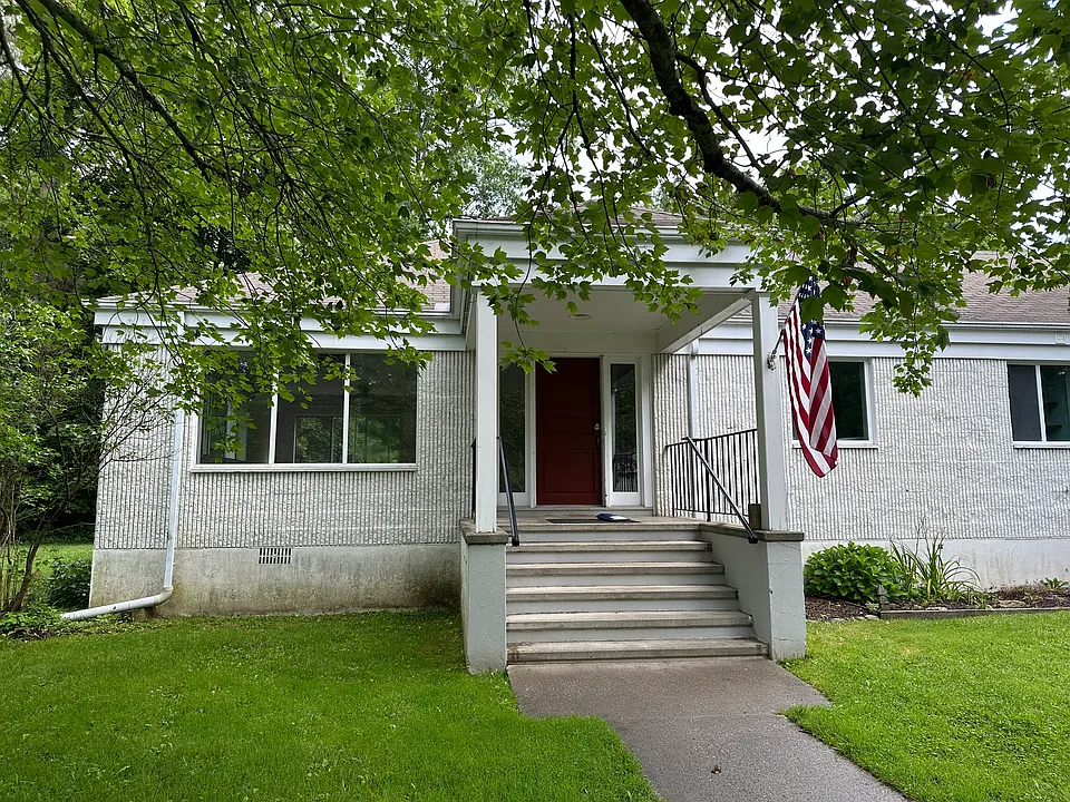 64 E Main St