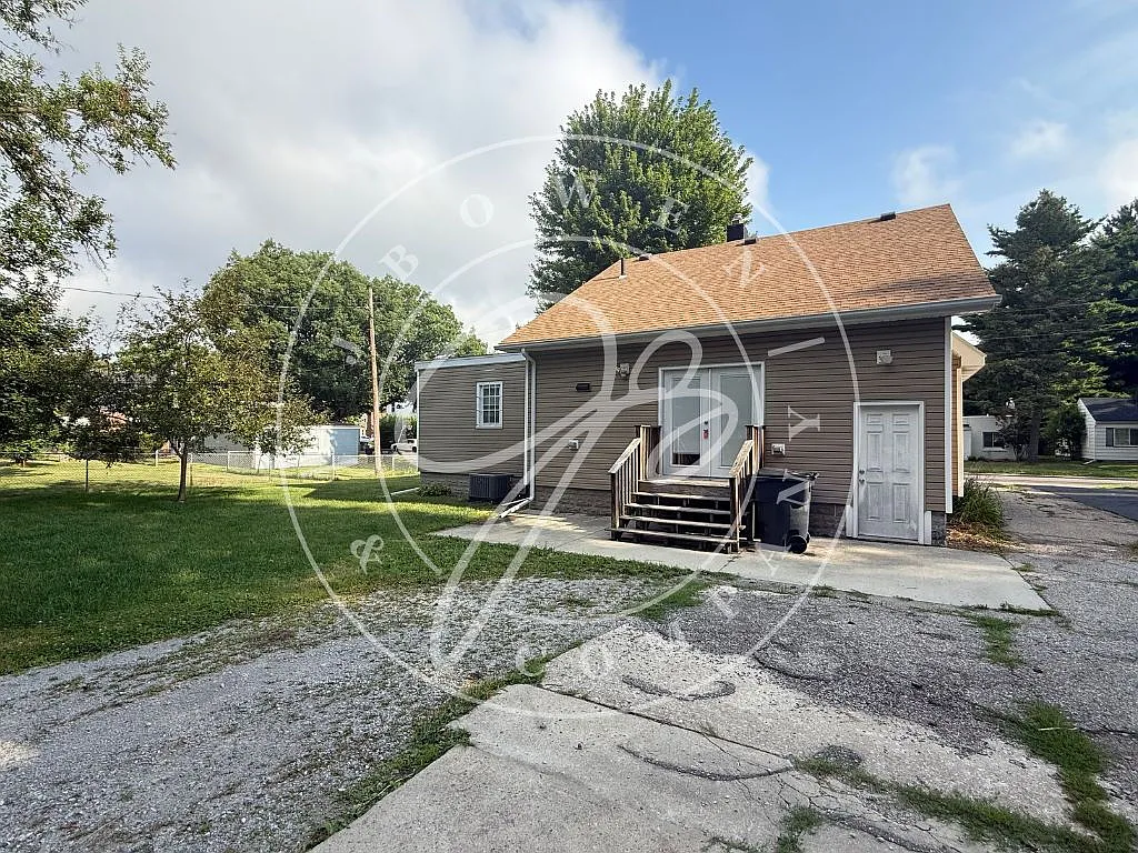 4 bed, 2.0 bath, 1951 sqft, $1,700 — Photo 2