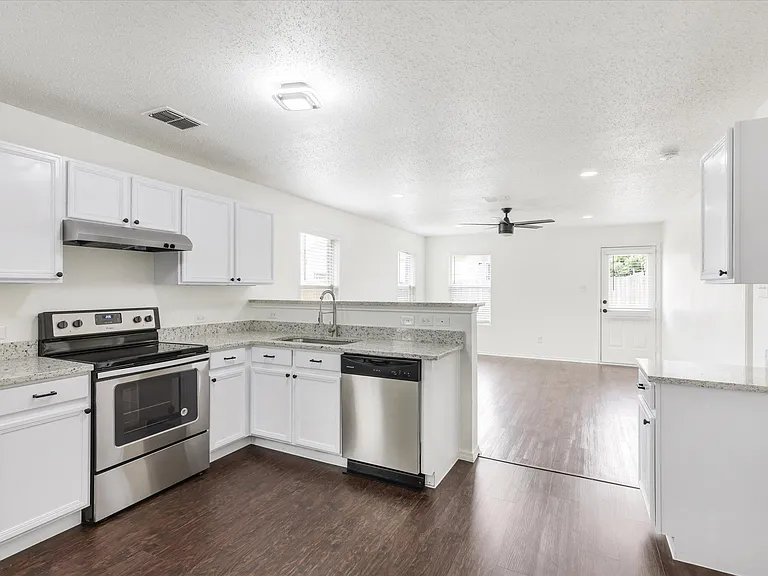 4816 Waterford Dr — Photo 8