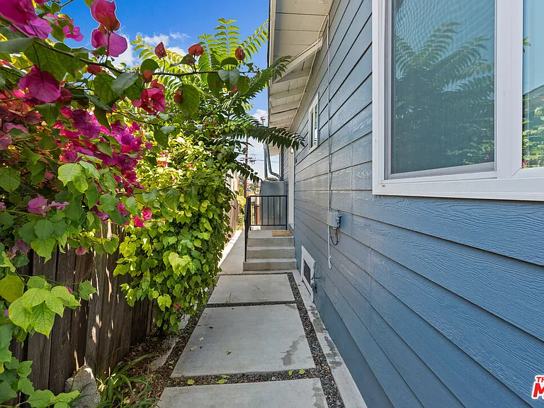 406 N Benton Way — Photo 3