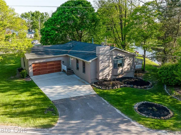 8402 Scotia Rd, Pinckney, MI 48169