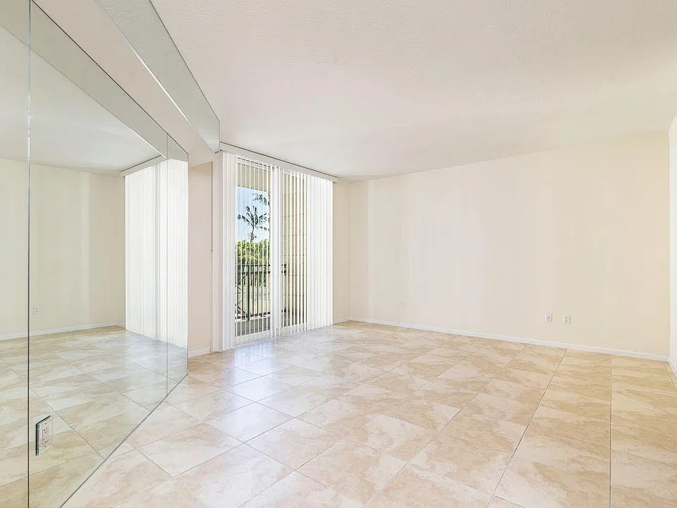 403 S Sapodilla Ave #203