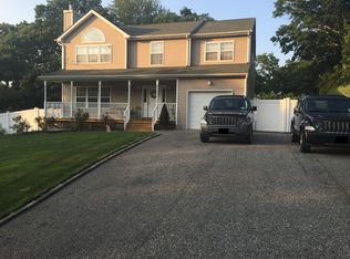 27 Sunburst Dr, Rocky Point, NY 11778
