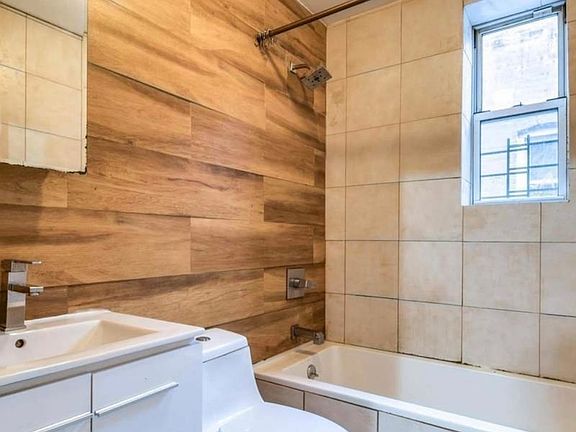 2nd image of 1601 Park Pl APT 1F