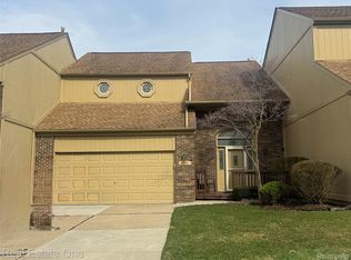 2171 Crystal Dr #28, Rochester, MI 48309