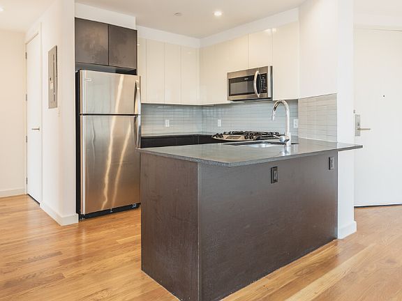 3rd image of 3143 Vernon Blvd Unit 712