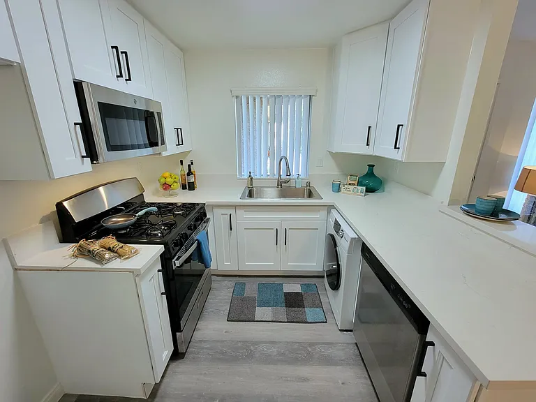Darby Apartments — Photo 7
