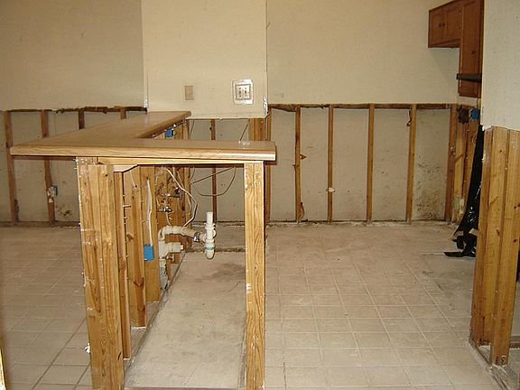 4th image of 615 E Country Grove Cir