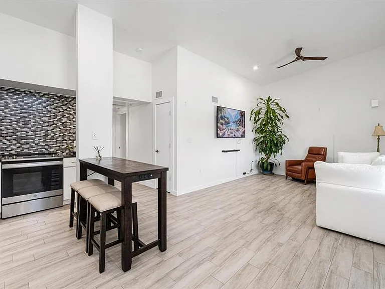 2200 Dickson Dr #218 — Photo 5