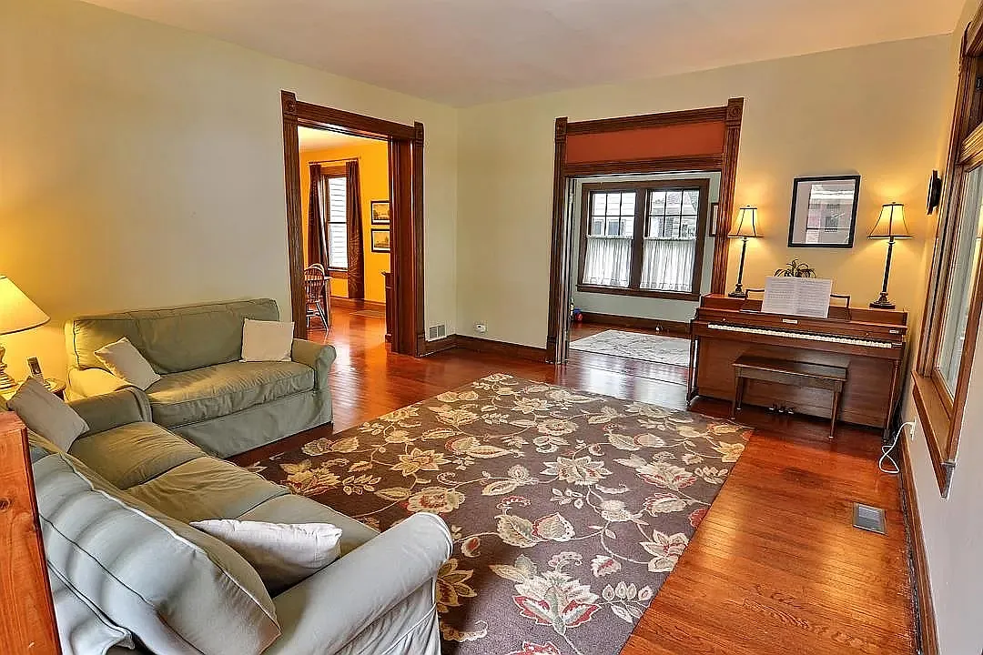 5 bed, 4721 sqft, $1,000 — Photo 3