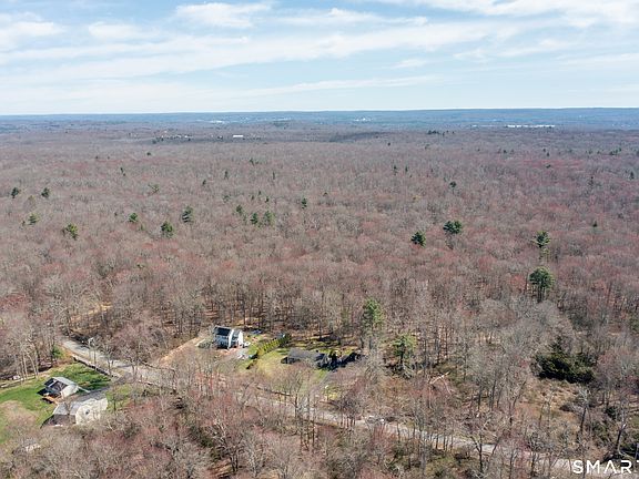 4th image of 640 Wolf Den Road
