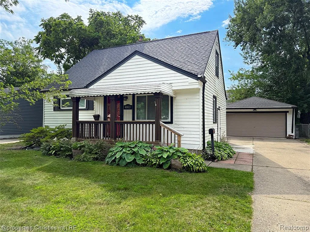 3 bed, 1.0 bath, 1545 sqft, $2,400 — Photo 1
