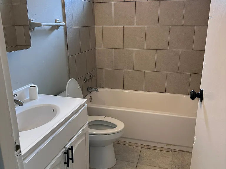 1528 W Irving St #9 — Photo 7